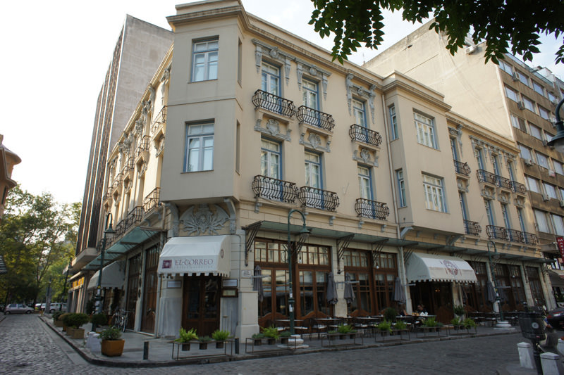 To The Bristol Hotel είναι ένα από τα ιστορικότερα ξενοδοχεία της Θεσσαλονίκης. Κτισμένο το 1860 είναι μέλος της αλυσίδας των ¨Historic Hotels of Europe¨.