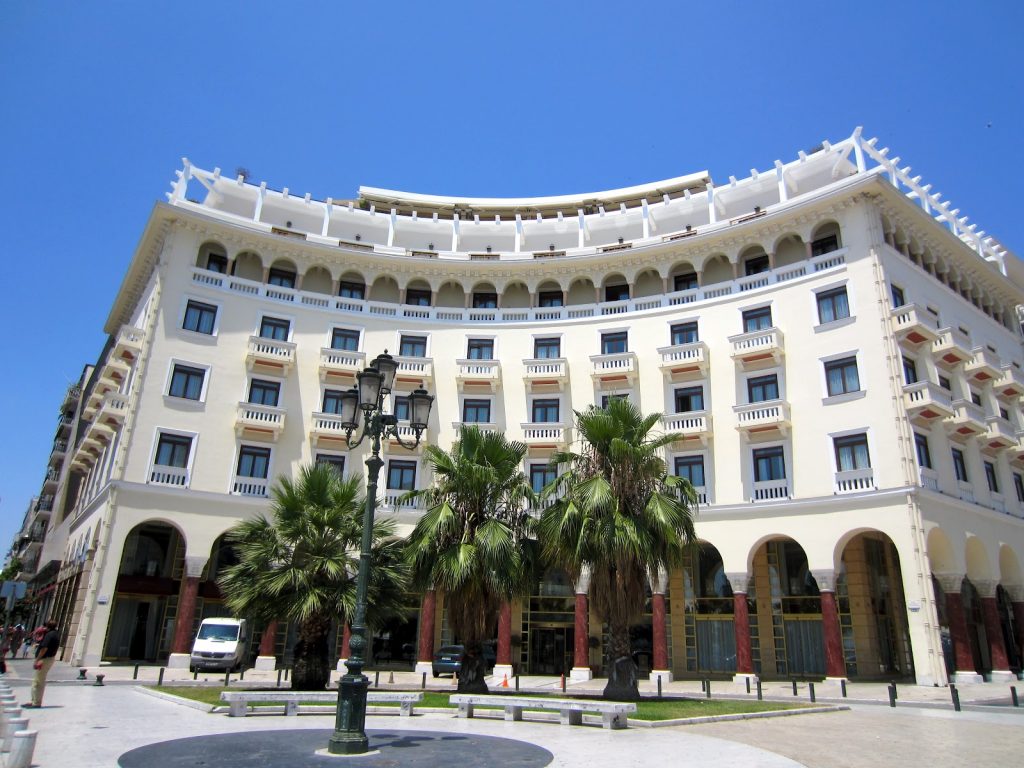 Το ξενοδοχείο Electra Palace Thessaloniki βρίσκεται στο κέντρο της πόλης της Θεσσαλονίκης. Θα το βρείτε χωρίς ιδιαίτερο κόπο στην εξαιρετικά δημοφιλή και γεμάτη ζωή Πλατεία Αριστοτέλους. Χαρακτηρίζεται από υπέροχη αρχιτεκτονική και μοναδική διακόσμηση και επίπλωση.