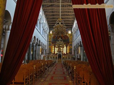 Ιερός Ναός Αγίου Δημητρίου Θεσσαλονίκη. Τα εξαιρετικής λεπτομέρειας και ομορφιάς κιονόκρανα του ναού εντυπωσιάζουν τους περισσότερους επισκέπτες! Τόσο τα υπέροχα ψηφιδωτά όσο και η υπόγεια Κρύπτη θα κάνουν σίγουρα την επίσκεψη σας μια μοναδική εμπειρία.