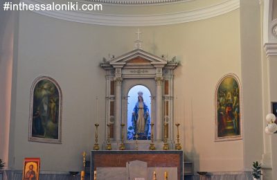 Ιερός Ναός Αμώμου Συλλήψεως της Θεοτόκου (Καθολική Εκκλησία). Η μορφή της Παναγίας στο ιερό, είναι ίσως το πιο εντυπωσιακό στοιχείο του καθολικού ναού. Σίγουρα ένα σπάνιο θέαμα για την Θεσσαλονίκη!
