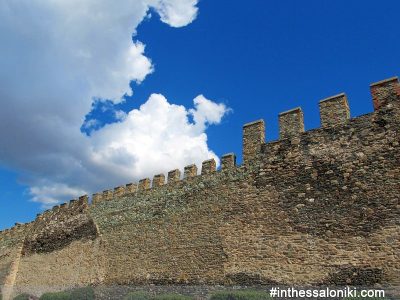 Βυζαντινά Τείχη και Πύργος Τριγωνίου Θεσσαλονίκη. Παρά την ηλικία τους σημαντικό μέρος των Τειχών της Θεσσαλονίκης βρίσκεται σε εντυπωσιακά καλή κατάσταση! Κατά την Βυζαντινή περίοδο ολόκληρη η πόλη προστατεύονταν από αυτά.
